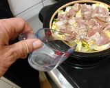 A picture of step 7 of Steamed Chicken Thighs with Garlic and Black Pepper on Napa Cabbage.