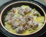 A picture of step 8 of Steamed Chicken Thighs with Garlic and Black Pepper on Napa Cabbage.