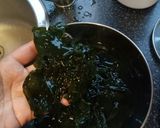 Foto langkah ke 1 dari resep Korean Seaweed soup/ sup rumput laut Korea.