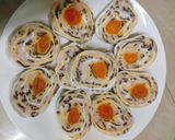 Hình bước làm 4 của món Trứng cuộn giò sống