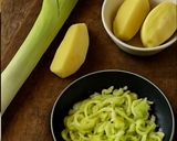 Foto del passaggio 1 della ricetta Sformatino di porri e patate con cuore filante