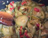 Foto del paso 3 de la receta: Salteado de calabacines/zucchini, con ajo, cebolla y morrón rojo 🥒🧄🧅🫑para múltiples usos 🥘🫕