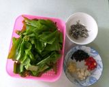 Foto langkah ke 2 dari resep Tumis daun pakis teri.