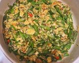 Foto langkah ke 6 dari resep Tumis Buncis Telur Simpel.