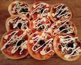 صورة لخطوة 4 من وصفة ميني بيتزا 🍕