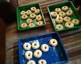 Foto langkah ke 1 dari resep Donat sederhana.