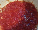 Foto del paso 4 de la receta: Tubos de calamar rellenos en salsa de tomate con arroz blanco