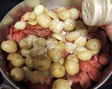 Foto del paso 4 de la receta: Papitas cambray con salchichas enchiladas y especias