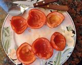 Foto del paso 1 de la receta: Tomates rellenos de porotos y ensalada de pollo lechuga y durazno