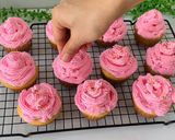 Foto langkah ke 5 dari resep Strawberry Cupcake.