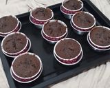 Foto langkah ke 3 dari resep Oreo Choco Cupcakes.
