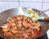 Foto langkah ke 6 dari resep Cumi Asam Manis Saus Tiram.