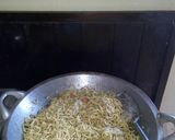 Foto langkah ke 3 dari resep Mi Goreng Telur.