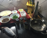 Foto del paso 1 de la receta: Pescado con cebolla caramelizada y pasas