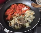 Foto del paso 3 de la receta: Cebolla con tomate بصلة بمطيشة