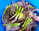 Foto del paso 6 de la receta: Cebollas moradas encurtidas con guindillas y zanahorias