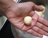 खव्याचे गुलाबजामून (khavyache gulabjammun recipe in marathi) रेसिपी स्टेप 3 फोटो 