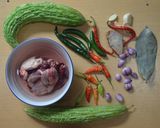 Foto langkah ke 1 dari resep Oseng pare ati ayam pedas.