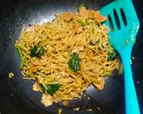 Foto langkah ke 3 dari resep Mie Goreng Ala Solaria.