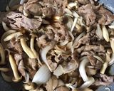 A picture of step 4 of Stir-Fried Pork with Barbecue Sauce.