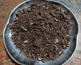 A picture of step 1 of Oreo biscuit ice-cream.