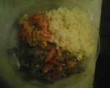Foto del paso 5 de la receta: Bifecitos de ternera, salteado con verdura, acompañado con arroz amarillo y ensalada de tomate, lechuga y zanahoria