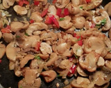 Foto del paso 3 de la receta: Tostas de tortilla de champiñones al ajillo