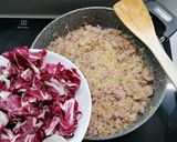 Foto del passaggio 4 della ricetta Risotto Radicchio, Salsiccia e crema di Zola