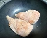 Foto del paso 1 de la receta: Pechuga de pollo con ensalada y plátano maduro 🍗🥗💖