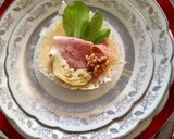 Foto del passaggio 4 della ricetta Cestini di Parmigiano