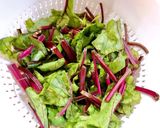 Hình bước làm 1 của món 🌱 Mì Ý Xào Lá Củ Dền Đỏ (Vegan)