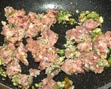 รูปขั้นตอนการทำที่ 3 ของ ผัดกะเพราหมูกุ้งสูตรน้ำท่วม