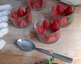 Une image de l'étape 2 de Verrines fraises et crème à la pistache.