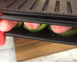 Foto del paso 5 de la receta: Salchichas con pimientos en Lékué Grill acompañadas de raviolis y ensalada