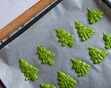 A picture of step 3 of French Christmas Tree Macrons.