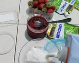 Foto langkah ke 3 dari resep Strawberry Matcha Latte.