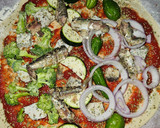 Foto del paso 2 de la receta: Pizza de queso azul, verduras y sardinas en aceite