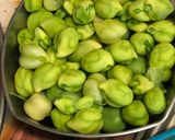 A picture of step 1 of Hara Choliya (green peas) Curry.