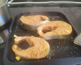 Foto del paso 5 de la receta: Salmón a la plancha con marinado de miso blanco, lima y jengibre