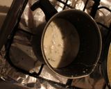 Foto del passaggio 3 della ricetta Sformato di cipolle caramellate, gorgonzola e spinaci