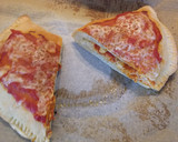 Foto del paso 5 de la receta: Pizza calzones de pollo y tres quesos