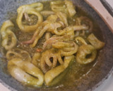 Foto del paso 5 de la receta: Calamares salteados al pesto sobre cama de patatas