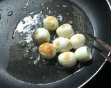 Hình bước làm 2 của món Trứng cút chiên mắm tỏi