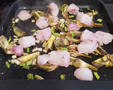 Foto del paso 1 de la receta: Arroz integral con rape, ajetes y alcachofas (para vagos)