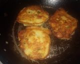 Foto del paso 3 de la receta: Tortillitas de zucchini con cebollitas de verdeo.