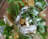 Foto del paso 4 de la receta: Ensalada de pollo crujiente con frutas y salsa de yogurt