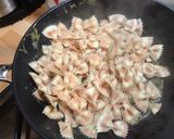 Une image de l'étape 4 de Farfalles bicolores à la crème de cèpes, jambon cru et parmesan.