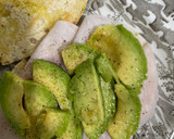 Foto del paso 3 de la receta: Tostada con aguacate y pavo