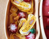 Hình bước làm 3 của món Hộp cơm bento trứng và hoa quả