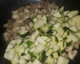 Foto del paso 2 de la receta Gratín de champiñones y calabacín escabechado con brécol